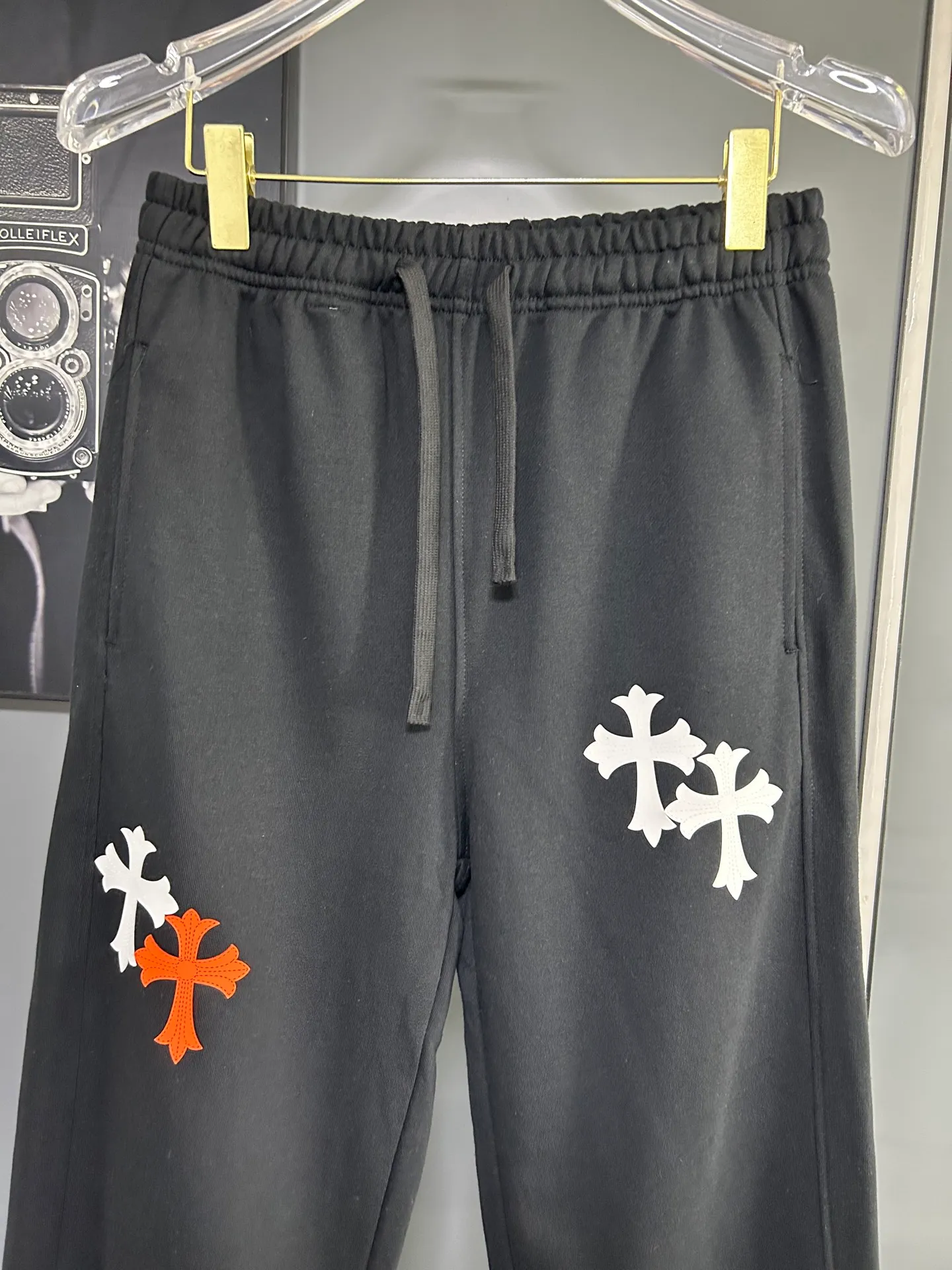 P220 Chrome Hearts 25 new colorful cross-mark loose straight trousers 2025 autumn and winter new embroidered elastic band casual trousers, customized fabrics at the counter. Made of 400g high-version terry fabric, with high breathability and comfort, impeccable details, no pilling and no deformation, brand element design concept, reflecting high quality. It feels delicate and soft! It presents casual tailoring, the same style for men and women, and the upper body shape is awesome! Size: S M L XL Color: Gray